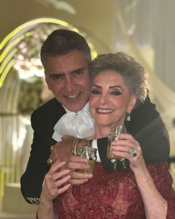 Alejandro Fernández y doña Cuquita