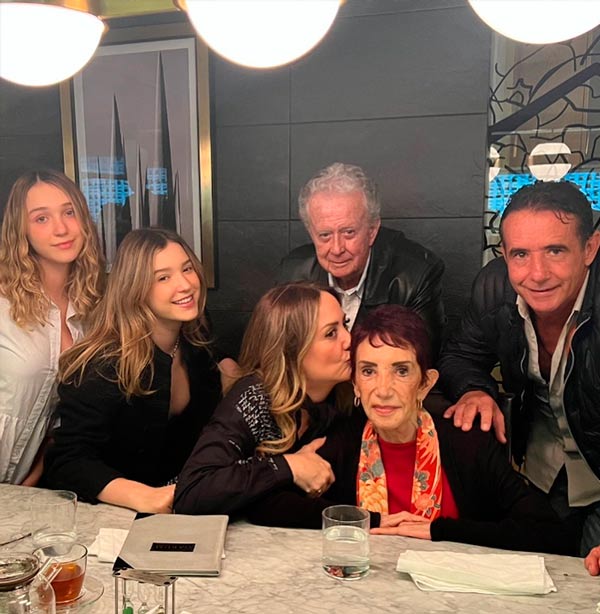 Andrea Legarreta y su familia