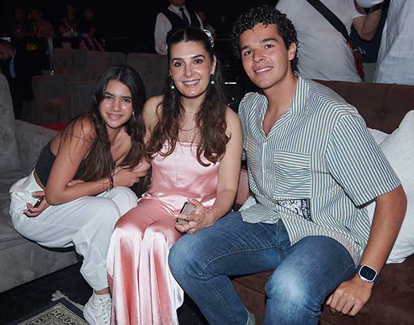 Mayrín Villanueva, Julia Santamarina y Eduardo Zucchi