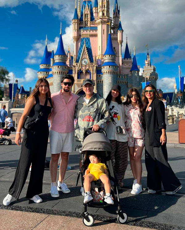 Alejandro Fernández y su familia