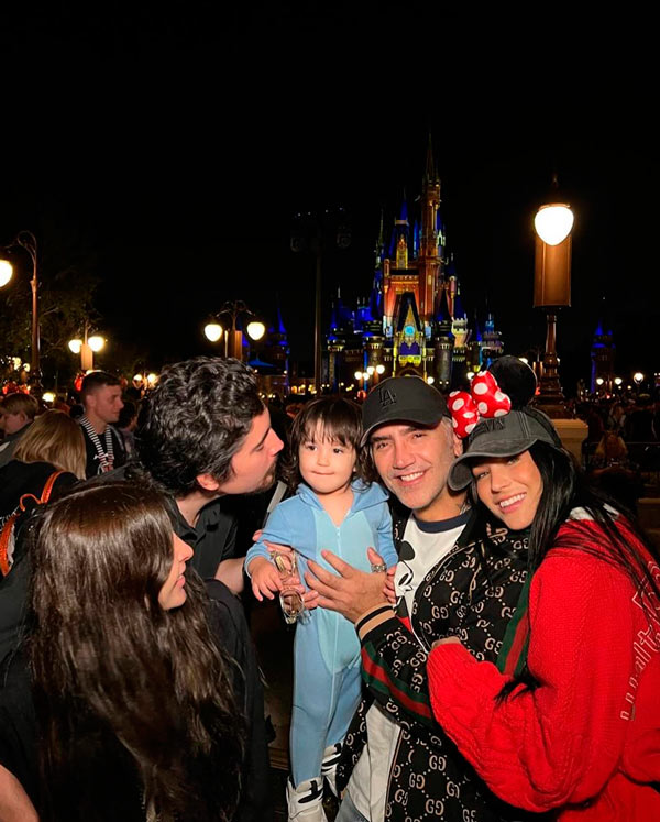 Alejandro Fernández y su familia