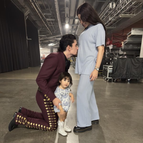 Alex Fernández y Alexia Hernández posan con su hija Mía 