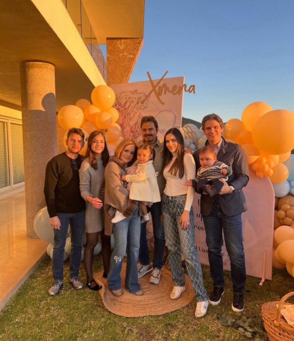 Ximena Navarrete y su familia