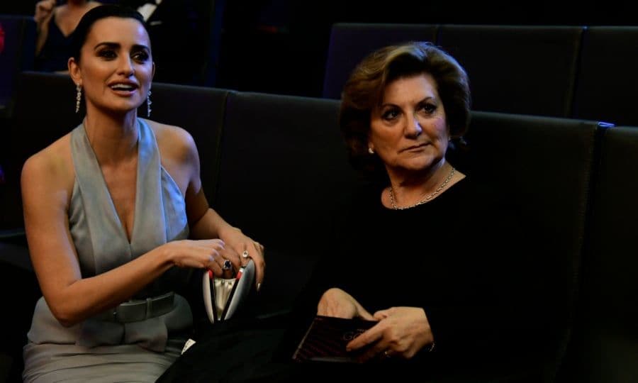 Penelope Cruz Dazzles Alongside Mom Encarnacion At Goya Awards 9612