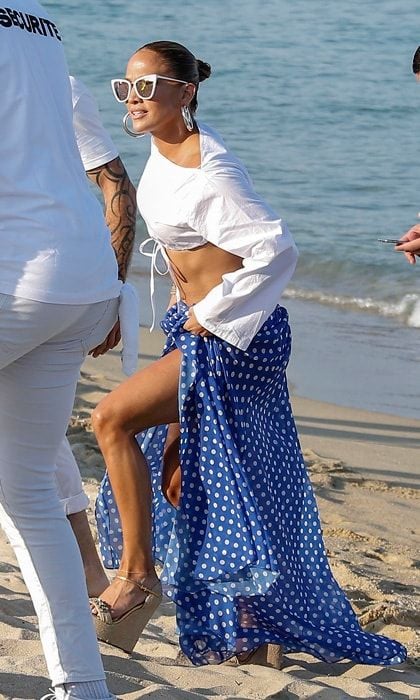 Afwijzen Intensief Onafhankelijk Jennifer Lopez looks chic as ever while partying in Saint Tropez