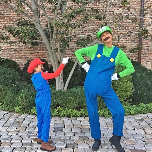 Hollywood parents are good sports as they dress up on Halloween with their  kids - Foto 1