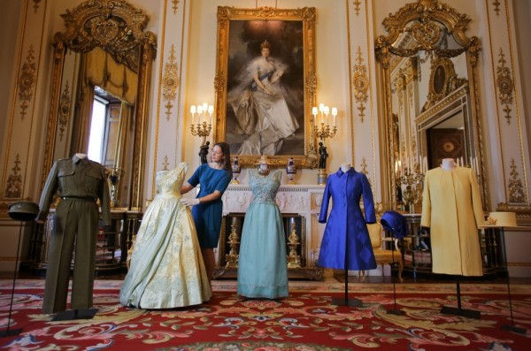 Un traje de tweed para pantalones de la reina Elizabeth II y la madre de la  reina, Norman Hartnell, diseñado para mantener abrigados a los usuarios  este invierno Fotografía de stock 