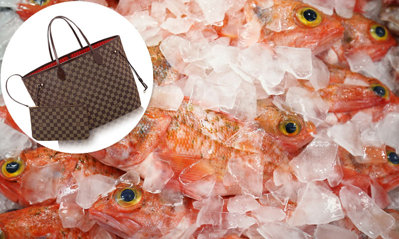Una abuela usa su bolso Louis Vuitton como bolsa de la compra para el  pescado