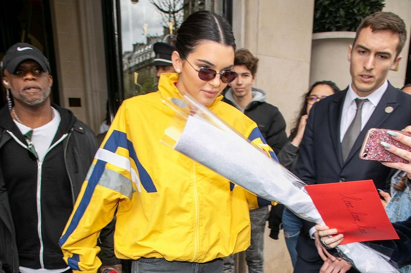 Kendall Jenner lleva los lentes de sol mariposa que usábamos en los 2000