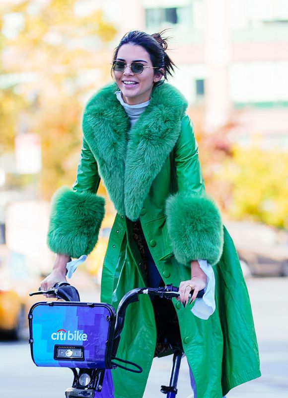 Kendall Jenner y el color de abrigo ideal para un look original - Foto 1