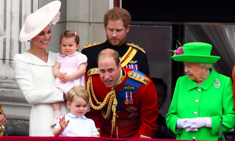 El regaño real de la reina Isabel al príncipe William se hace viral