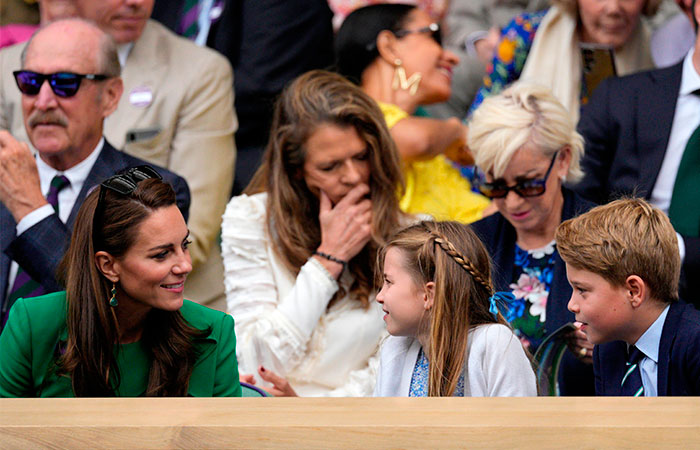 Kate Middleton y el Príncipe GeorgeEl último viaje internacional de los Príncipes de Gales como pareja en los últimos meses, más allá de su visita personal a Escocia durante las vacaciones de verano, se dio en Jordania, cuando William y Kate fueron parte de los invitados a la boda real del Príncipe Hussein y su esposa Rajwa. En aquella ocasión, como pocas veces, los Gales se unieron a la delegación de royals que hicieron el viaje, con un especial momento entre William y Hussein que hizo evidente la cálida relación que mantienen, al compartir el mismo destino. 