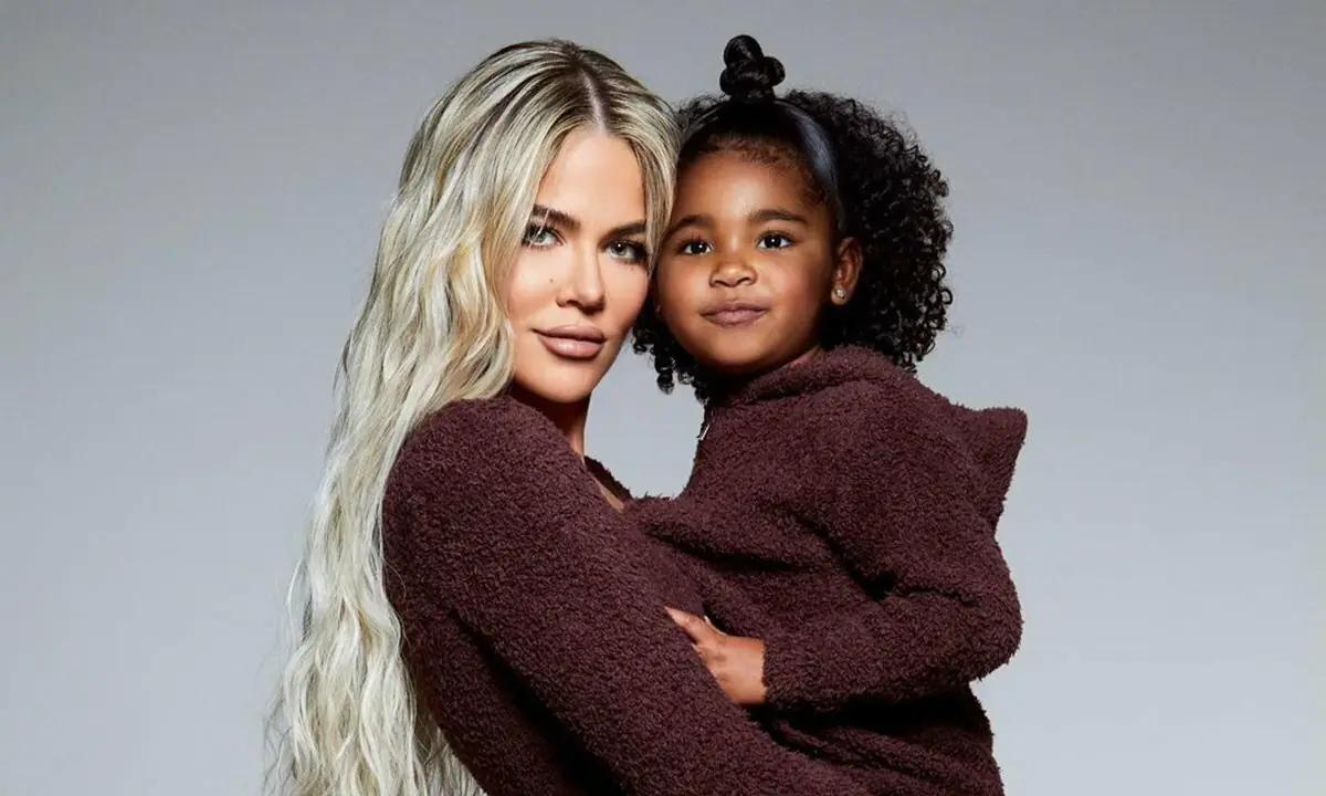 Khloe Kardashian Christmas 2022 Khloe Kardashian Looks Spectacular In Family Christmas Pictures